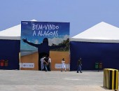 Tenda foi montada para receber turistas no terminal de passageiros