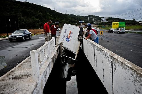 Veículo pendurado em vão de ponte na SC-401, em Florianópolis