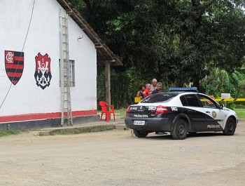 Viatura da DRCI em frente a entrada do Ninho do Urubu flamengo