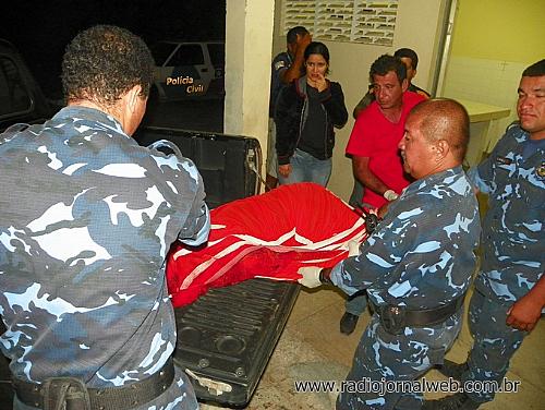 Guardas municipais removeram o corpo de Sueli da Silva para o IML de Arapiraca