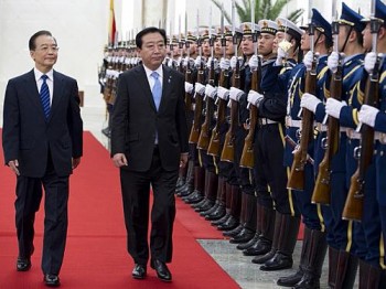 Hu Juntao (à esquerda) e Yoshihiko Noda em reunião na China