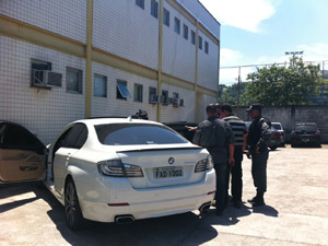 Carro do jogador adriano passa por perícia em