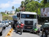 Caminhão-pipa invadiu faixa contrária após perder o freio