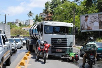 Acidente deixou o trânsito congestionado na Avenida Leste Oeste