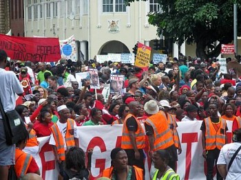 De acordo com a polícia, cerca de 10 mil manifestantes marcharam pelas ruas de Durban neste sábado (3)