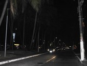 Avenida Sílvio Vianna iluminada apenas pelas luzes de Natal