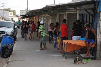 Comerciantes encerraram o expediente mais cedo nesta terça-feira