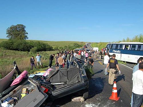 Acidente envolveu um carro argentino e um ônibus