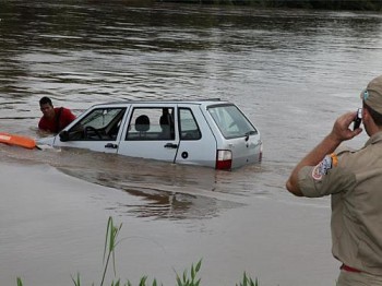 Carro foi levado pela correnteza e parou em um banco de areia