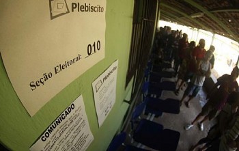 Eleitores votação para decidir sobre a divisão do Pará