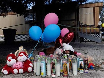 Parentes e amigos montam pequeno memorial com balões, brinquedos e velas em frente à casa das vítimas