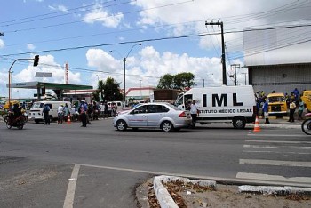 Ciclista é atropelado e morto por caminhão bitrem na Durval de Góes Monteiro