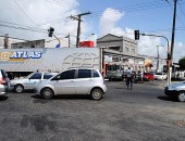 Carreta 'entala' em cruzamento no bairro do Poço; Funcionários da transportadores 'puxaram' semáforo