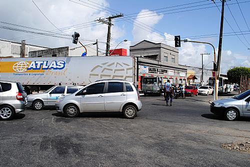 Carreta 'entala' em cruzamento no bairro do Poço; Funcionários da transportadores 'puxaram' semáforo