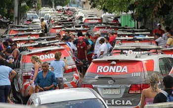 Viaturas com pneus vazios nos arredores do quartel da 6ª Companhia do 5º Batalhão, no bairro Antonio Bezerra, em Fortaleza, durante o sexto dia de greve