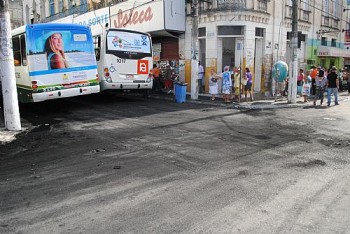 Marcas de pneus queimados pelos manifestantes.