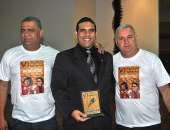 Gustavo com os radialistas Tony Santos e Antonio Guimarães durante a premiação