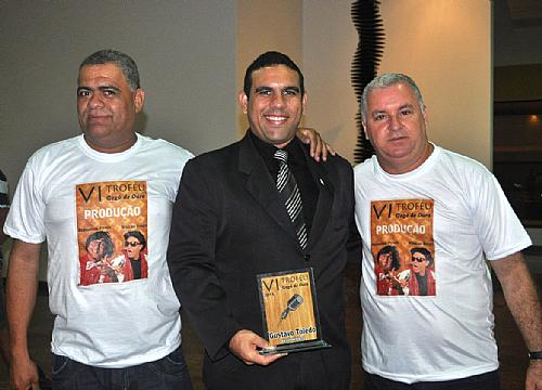 Gustavo com os radialistas Tony Santos e Antonio Guimarães durante a premiação