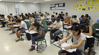 Candidatos fazem prova da segunda fase da Fuvest em sala de aula da UMC Campus Villa Lobos