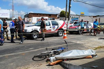 Jovem é morto a tiros ao chegar ao trabalho; crime ocorreu no Farol