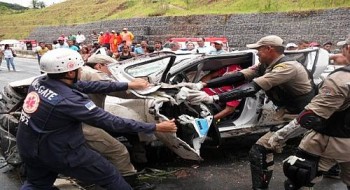 De acordo com o Corpo de Bombeiros, a pista molhada, devido às fortes chuvas, pode ter contribuído com o acidente