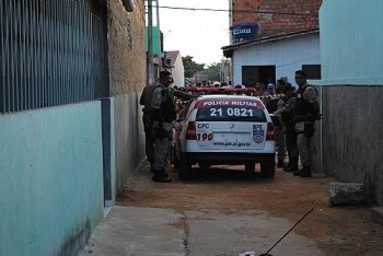 Base Comunitária dando suporte ao homicídio no Beco da Morte