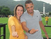 O volante Adriano, do Santos, pediu a repórter da TV Tribuna Fernanda Tavares em casamento na sala de imprensa do CT Rei Pelé.