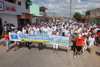 População de São Miguel participa de caminhada pela Paz