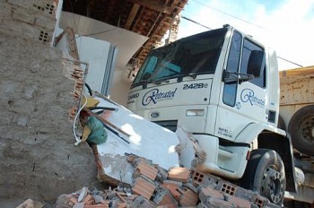 Pai e filho ficam feridos após caçamba invadir salão de beleza