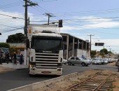 Carreta 'entala' em cruzamento no bairro do Poço; Funcionários da transportadores 'puxaram' semáforo