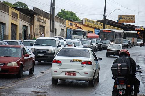 Trânsito lento na Avenida Leste/Oeste