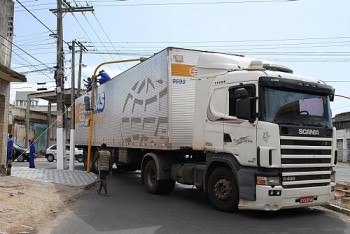 Carreta 'entala' em cruzamento no bairro do Poço; Funcionários da transportadores 'puxaram' semáforo