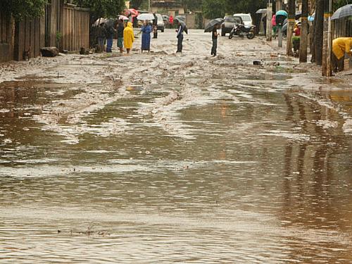 Imagem mostra bairro São Geraldo, em Itabirito (MG), completamente alagado após fortes chuvas que castigaram a cidade na segunda- feira (2). Neste domingo (8), o bairro passa pelo mesmo problema