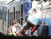 Feridos são retirados de vagões do trem acidentado nesta quarta-feira (22) em Buenos Aires