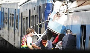 Feridos são retirados de vagões do trem acidentado nesta quarta-feira (22) em Buenos Aires