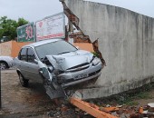 Populares dizem que condutor cochilou e perdeu o controle do veículo.