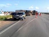 Motorista de carreta perde controle e tomba na BR-101