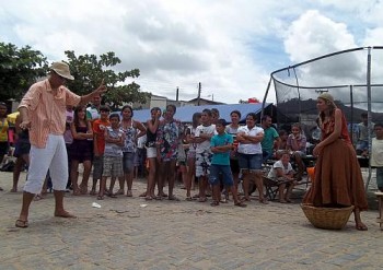 Grupo Gajuru realiza oficia de teatro de rua