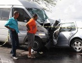 Veículo de vereador bateu de frente com uma van