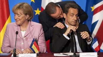 Merkel e Sarkozy lutam para salvar Europa depois da crise italiana - de repente, o premiê Silvio Berlusconi não é mais tão divertido