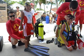 Golfinhos aprenderam um pouco mais sobre os equipamentos utilizados no serviço bombeiro militar