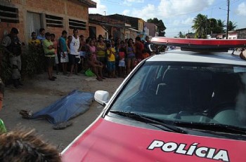 Moradores do local acionaram a polícia e informaram que o garoto havia sido morto em plena via pública