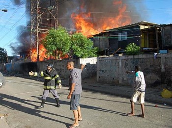 Fogo destruiu barracos na Favela do Corujão neste domingo