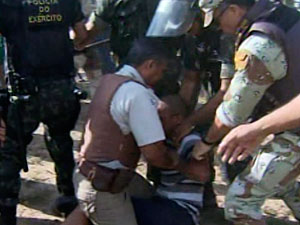 Manifestantes entram em conflito com policiais na assembleia na Bahia