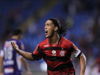 Ronaldinho comemora o segundo gol da vitória sobre o Potosí