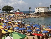 Praia do Porto da Barra ficou lotada neste domingo (5)