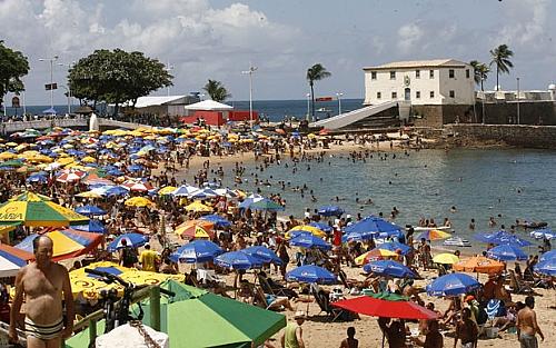 Praia do Porto da Barra ficou lotada neste domingo (5)