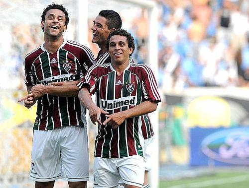 Fred ensina a dança esquisita para Thiago Neves e Wellington Nem após gol do Fluminense