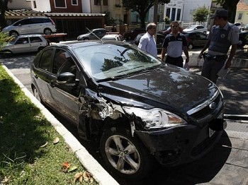 Criminoso fugiu depois de colidir em vários veículos (Foto: