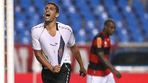 Diego Souza comemora após marcar o gol da virada do Vasco sobre o Flamengo